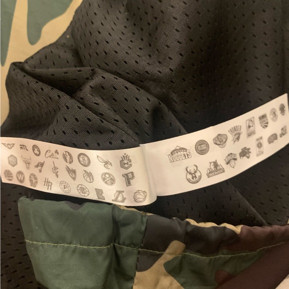 NBA Chicago Bulls Camo Nylon WindBreaker Woodland mesh size large lined snaps - Picture 4 of 8